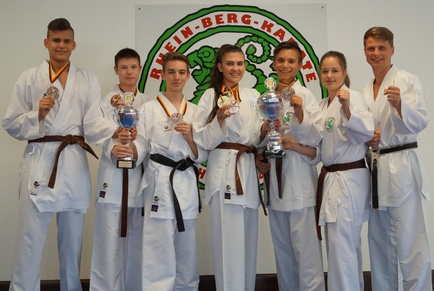 Die erfolgreichen Gewinner und Teilnehmer der Deutschen Karate Meisterschaft Junioren + U21 2017 in Erfurt von Rhein-Berg-Karate mit NRW-Landestrainer Kumite Alexander Heimann (rechts im Bild)